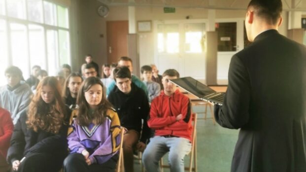 Spotkanie uczniów liceum z ks. Pawłem Jasiną SChr